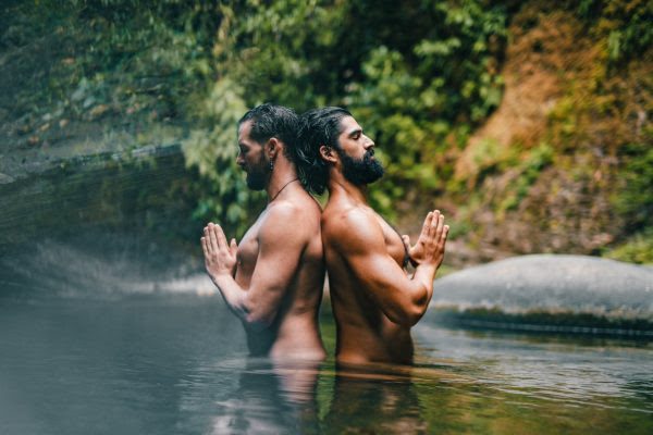 Les 7 erreurs fatales que font les hommes en yoga habillé (et comment le naturisme libère votre pratique) Les 7 erreurs fatales que font les hommes en yoga habillé (et comment le naturisme libère votre pratique)