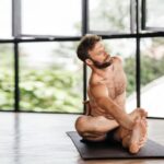 Première séance de yoga nu : 9 peurs, 9 réponses nettes