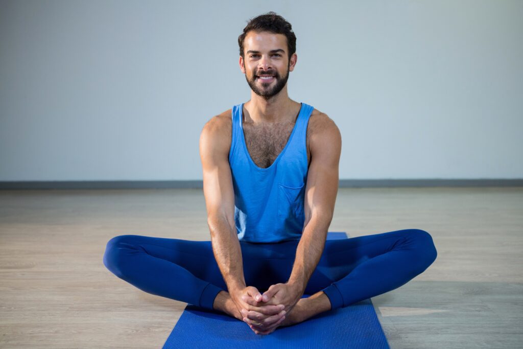 De la honte à la libération : comment le yoga nu transforme le rapport au corps masculin