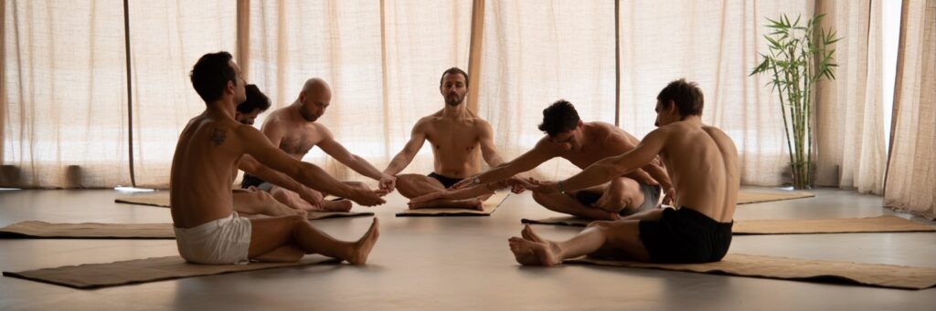 Témoignages d’hommes ayant trouvé l’acceptation de soi grâce au yoga naturiste à Paris Témoignages d’hommes ayant trouvé l’acceptation de soi grâce au yoga naturiste à Paris