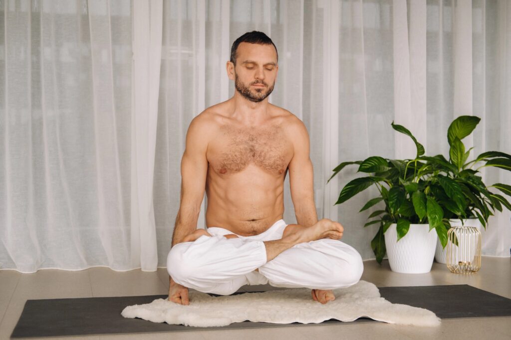 Yoga nu et méditation : démarrer sans « partir en vrille » Yoga nu et méditation : démarrer sans « partir en vrille »