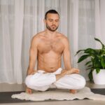 Yoga nu et méditation : démarrer sans « partir en vrille »