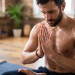Yoga nu : que faire si vous avez les mains moites
